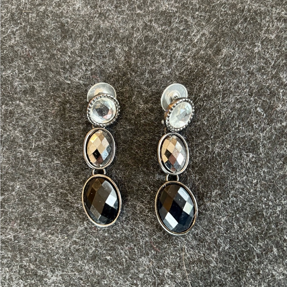 Elegant Black and Silver Necklace & Earrings - Picture 2 of 2